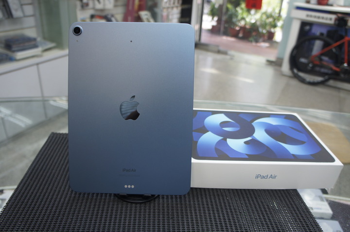9.5成新 APPLE ipad air 5代 64GB wifi版 M1處理器 台灣公司貨 藍色