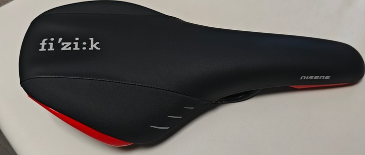 全新 fi’zi:k NISENE座墊顏色：紅黑官方重量：330g尺寸：288mm x 133mm