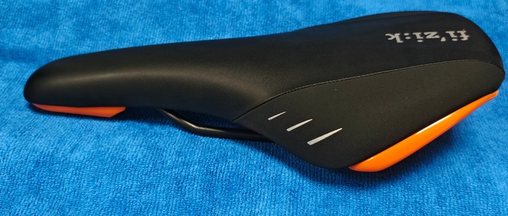 全新 fi’zi:k NISENE座墊顏色：橘黑官方重量：330g尺寸：288mm x 133mm