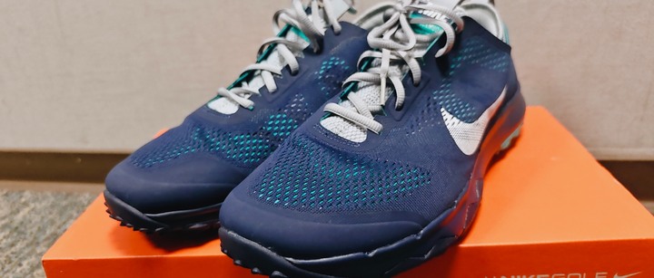 NIKE 原廠無釘高爾夫球鞋，盒裝國外買錯尺寸，建議穿10號半或10號的人購買