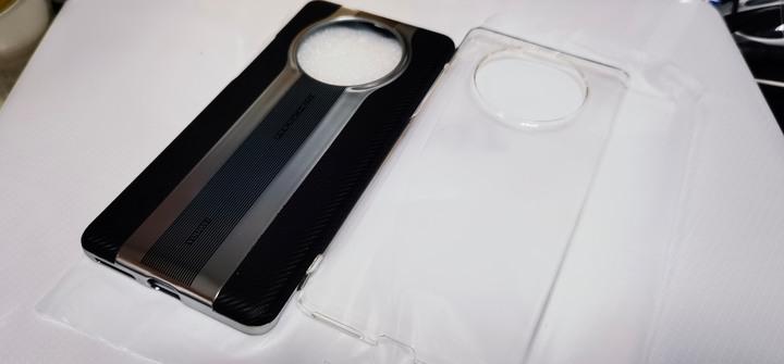 【品　　名】： 華為mate40pro +保時捷外殼，一黑送透明軟殼
【新舊程度】：全新
【售　　價】：200元
【物品地點】：台北市
【交易方式】：面交 或60元運費全家店到店，
【備註】：寄出不退