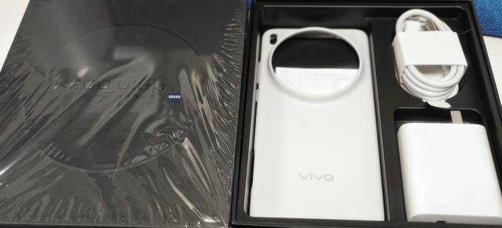 【品名】： VIVO X200ultra 白色12G256GB保固到20270508原廠盒裝無送修裡面的配件都是全新未使用，送全新原廠攝影盒，有補光燈，跟自拍桿 這是陸版，功能較強，中文注音，google play臉書line我都幫你裝好，不用擔心，台版X300pro 也不會比這個強