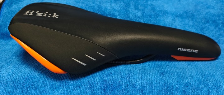 全新 fi’zi:k NISENE座墊顏色：橘黑官方重量：330g尺寸：288mm x 133mm