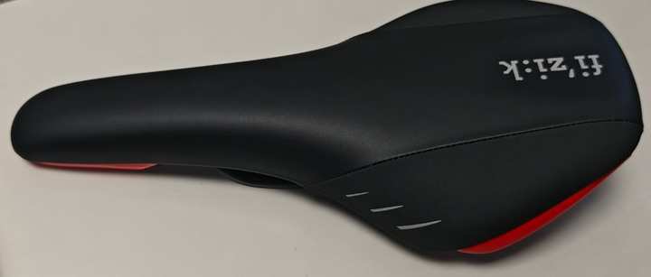 全新 fi’zi:k NISENE座墊顏色：紅黑官方重量：330g尺寸：288mm x 133mm