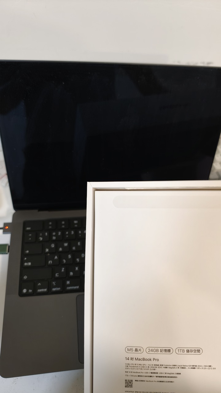 中古Macbook Pro 14(M5 24+1tb)黑色