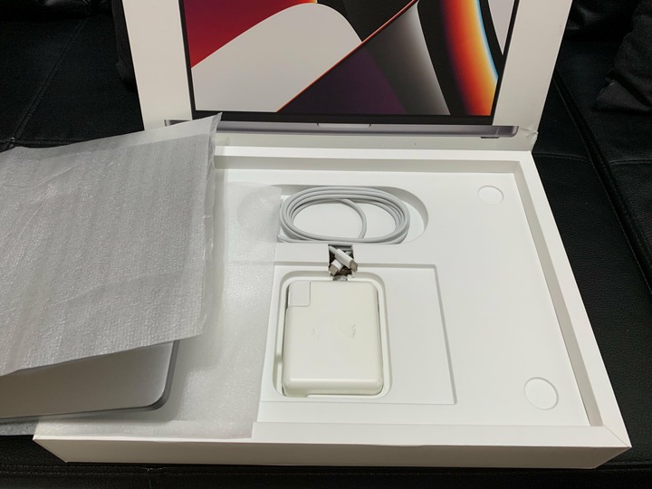 2020 Apple MacBook Pro A2141、16"、8核 2.4GHz、i 9、獨顯、64GB RAM、1TB SSD、循環次數29 - 淺銀灰色