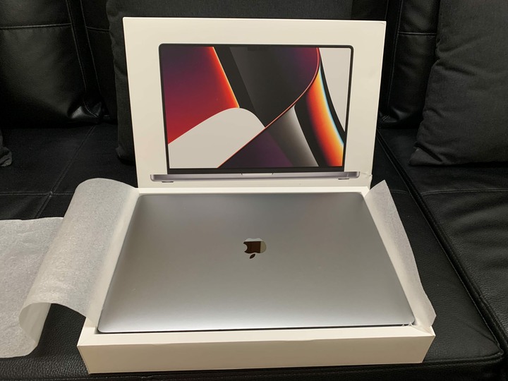 2020 Apple MacBook Pro A2141、16"、8核 2.4GHz、i 9、獨顯、64GB RAM、1TB SSD、循環次數29 - 淺銀灰色