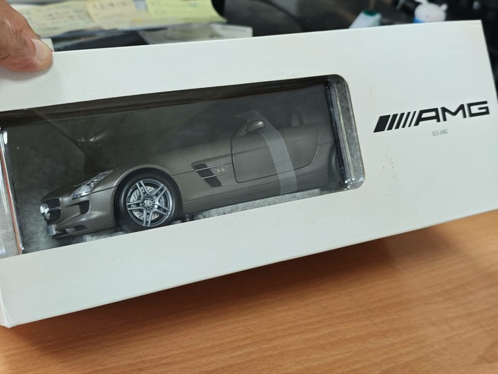 賓士原廠推出 Mercedes-Benz SLS AMG 德國知名模型品牌代工 Minichamps 1:18