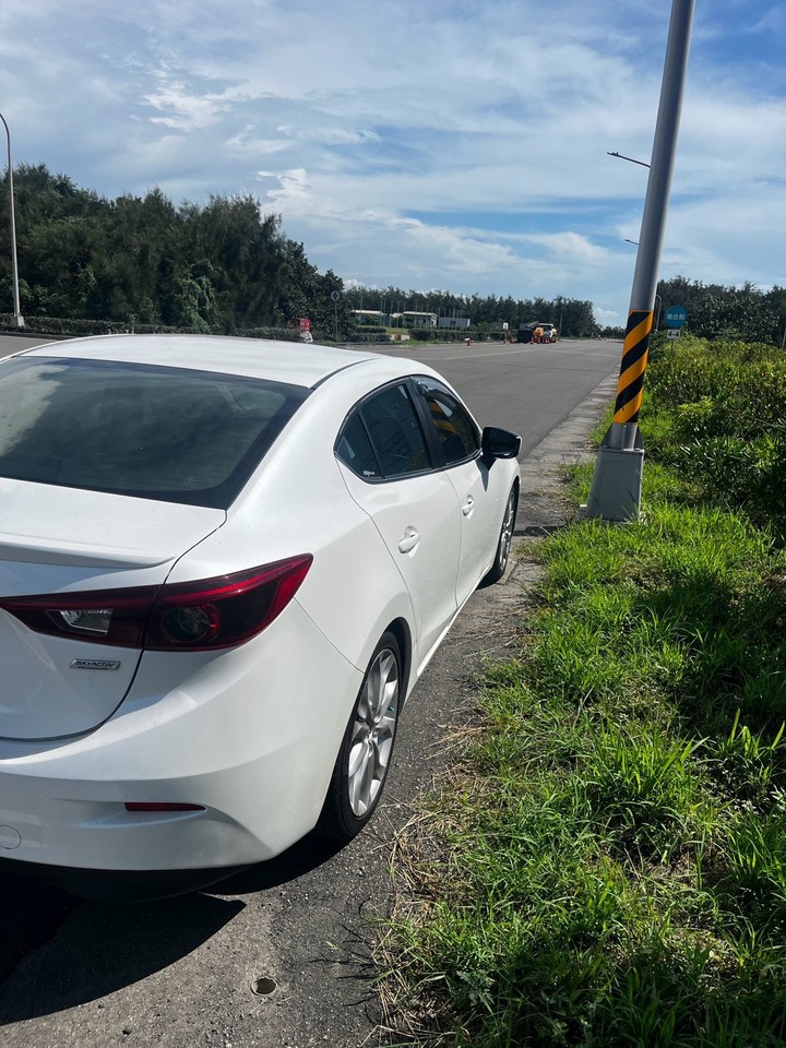 2015/11年底車 Mazda3 2.0 4D 一手車主自售(可議價)