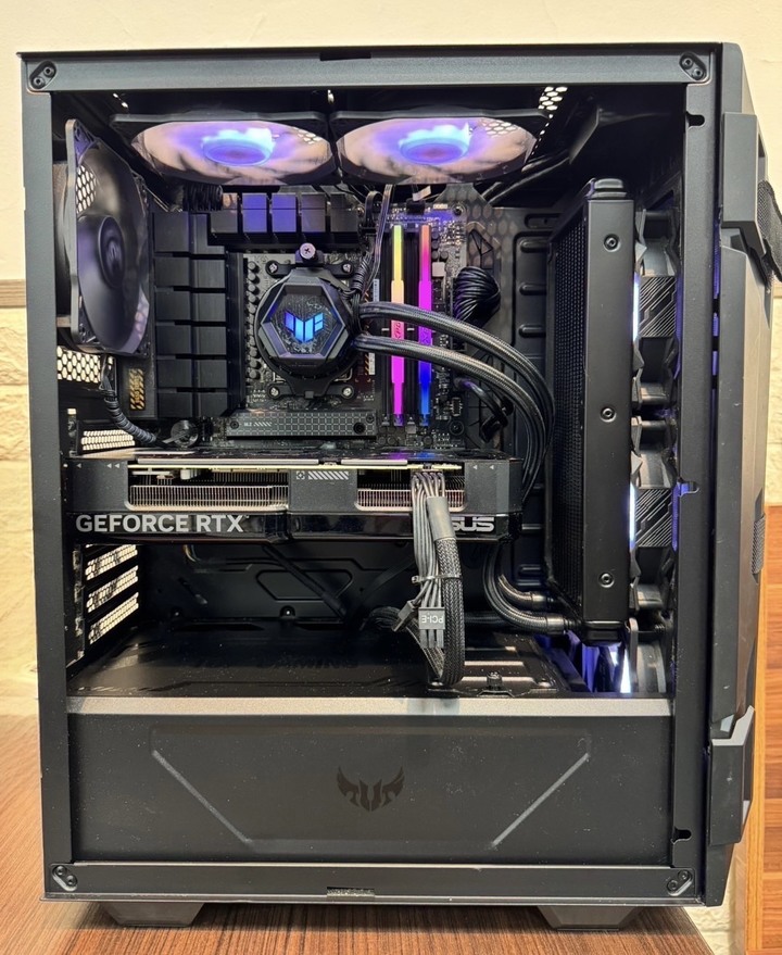 自組桌機 R5-7600X/32G/2TB SSD/RTX4070 保固中