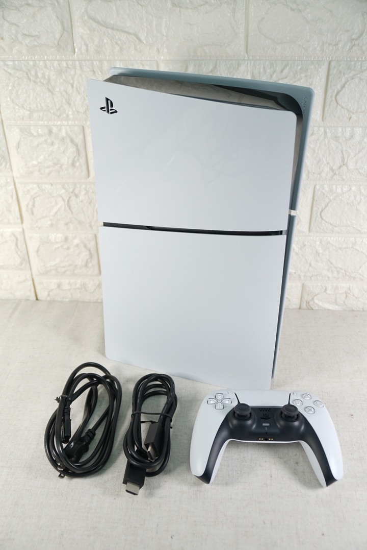 Sony PS5 Slim 1TB 數位版輕薄型主機 單手把 CFI-2018B01