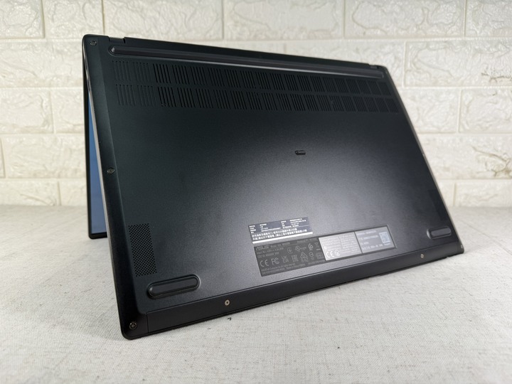 ASUS M5606WA OLED 16吋AI筆電 Ryzen AI 9 370/32G/1T SSD 保固中