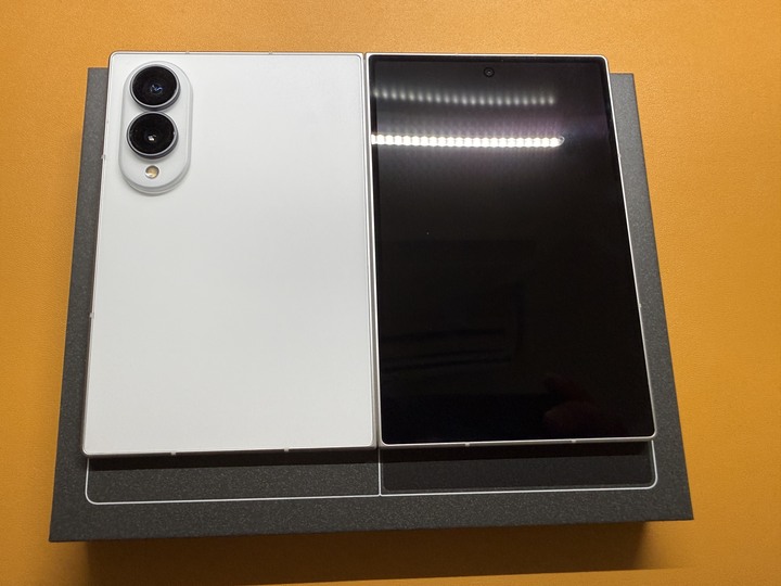 三星Galaxy Z Fold8(12G/256G)白色只買三天如新無損傷