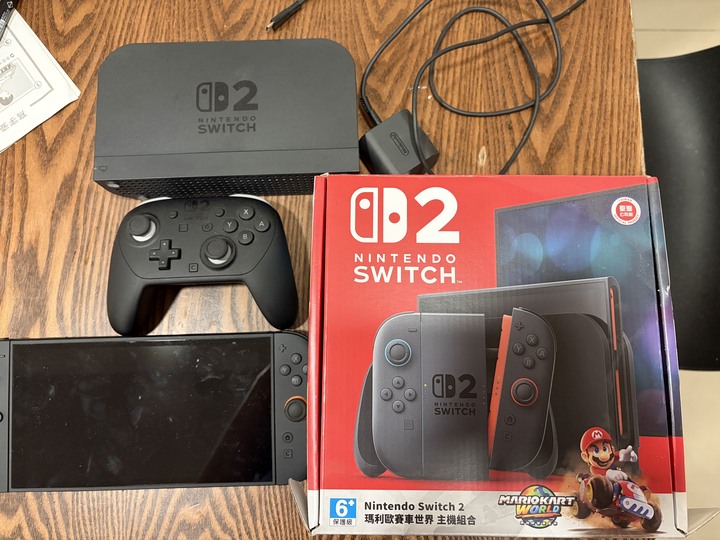 switch 2公司貨  Pro 手把 和一張記憶卡256g