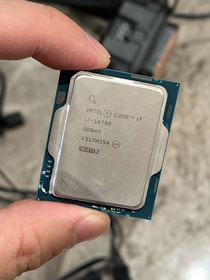 極新 保固中 Intel英特爾 i7-14700【20核28緒】14代/1700腳位/含內顯/含風扇 CPU