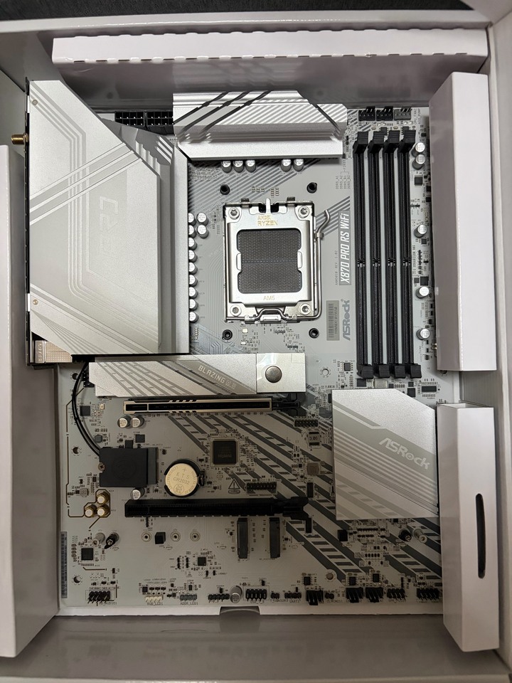 華擎X870白色主機板(水貨)+AITC KINGSMAN MASTER DDR5 32GB(16G*2) 6000 CL46+AITC KINGSMAN KP800 2TB SSD