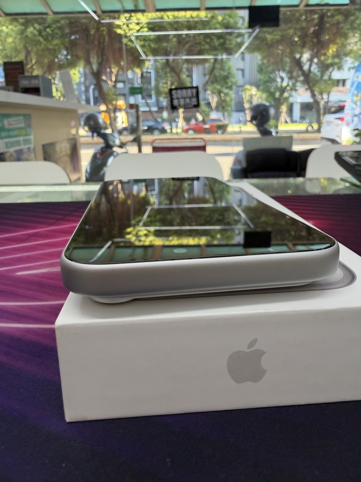 iphone 17 Pro Max 512g銀色+機美如新!![尚在保固期內]