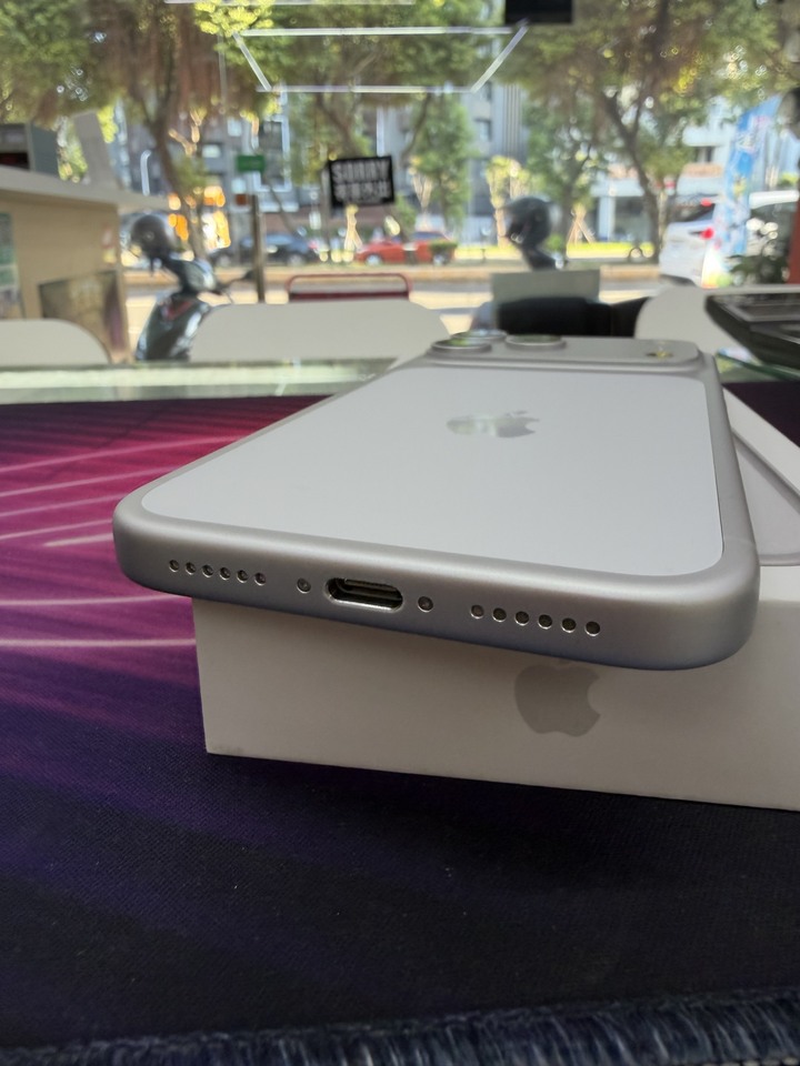 iphone 17 Pro Max 512g銀色+機美如新!![尚在保固期內]