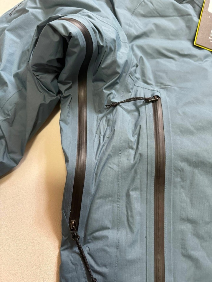 Mountain Hardwear Storm Whisperer 羽絨外套M