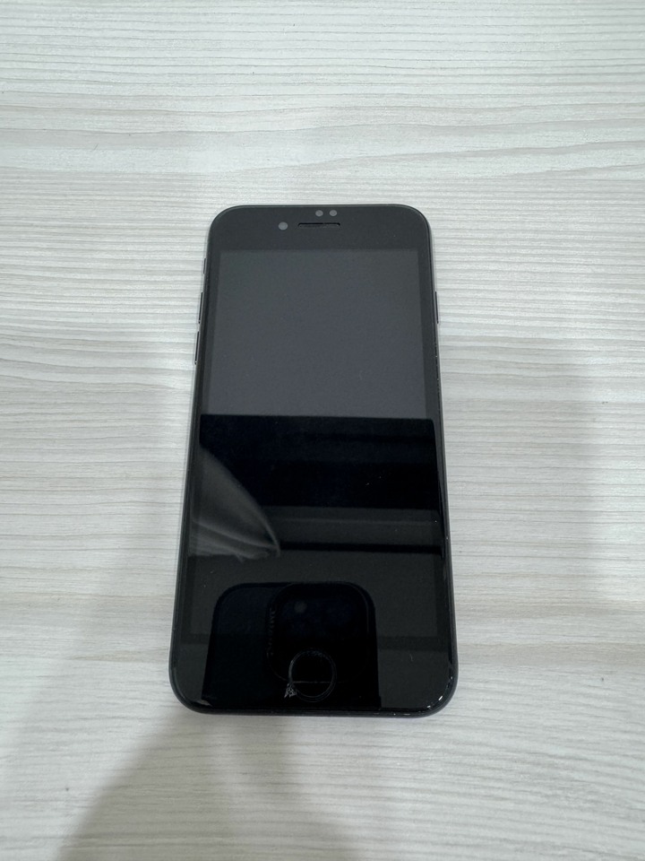 iPhone se3 128 黑 已更換副廠電池100%