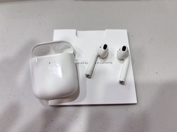 Apple AirPods（第 2 代）型號：A2032、A2031 無線充電盒版