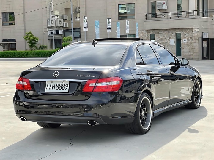 自售2011年賓士E200 1.8CGI渦輪增壓認證車 E250 E300 C200