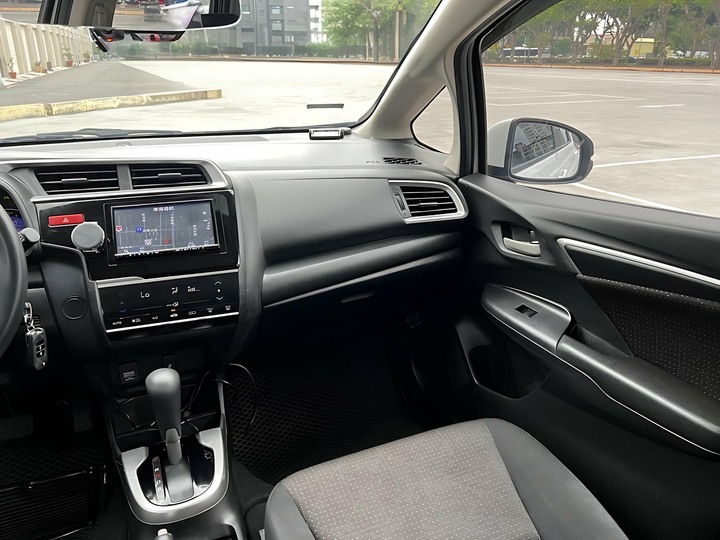 自售2016年本田FIT 1.5VTI-S 飛特定速最頂級款 TIIDA YARIS SWIFT