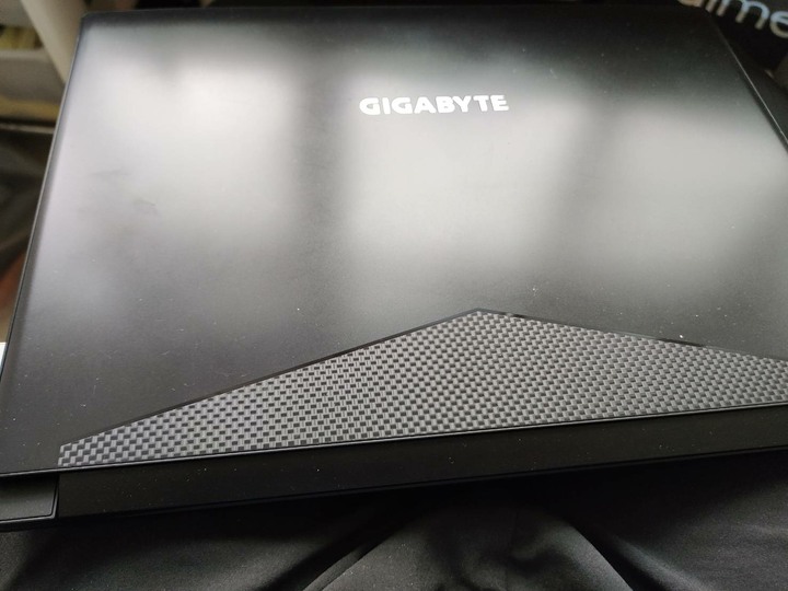 技嘉14吋 i7獨顯筆電 高瓦時
