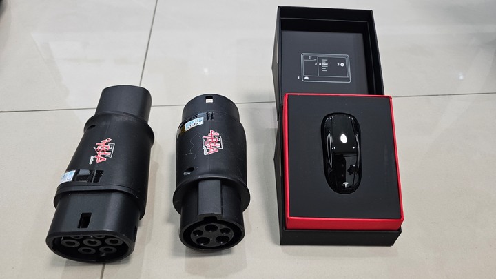 Tesla key fob +兩個慢充轉接頭