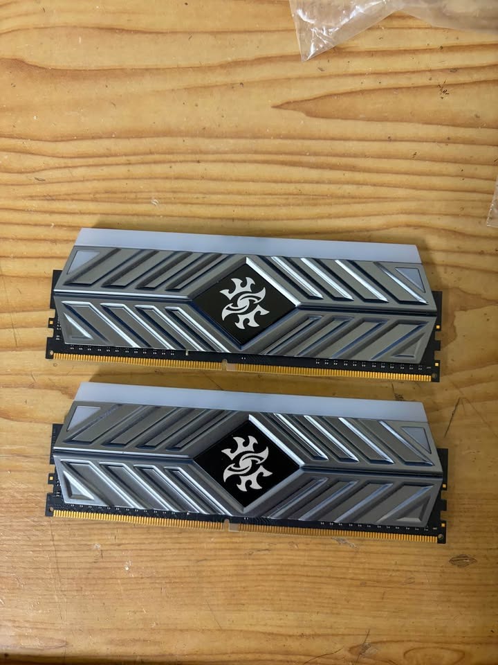 終保威剛ADATA XPG Spectrix D41 D4 3000 8Gx2(16G)RGB超頻記憶體金士頓 美光可參考