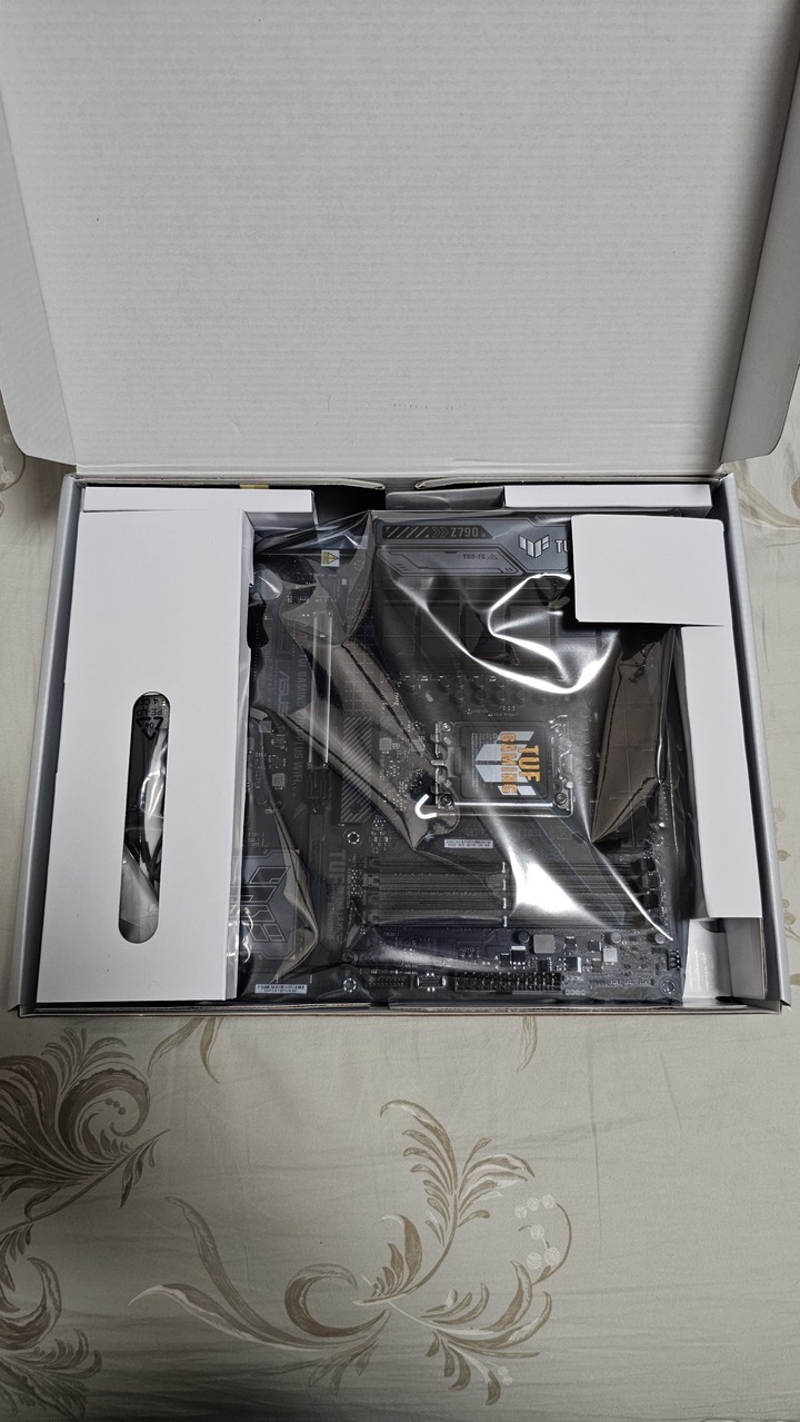 全新ASUS TUF GAMING Z790-PLUS WIFI DDR5