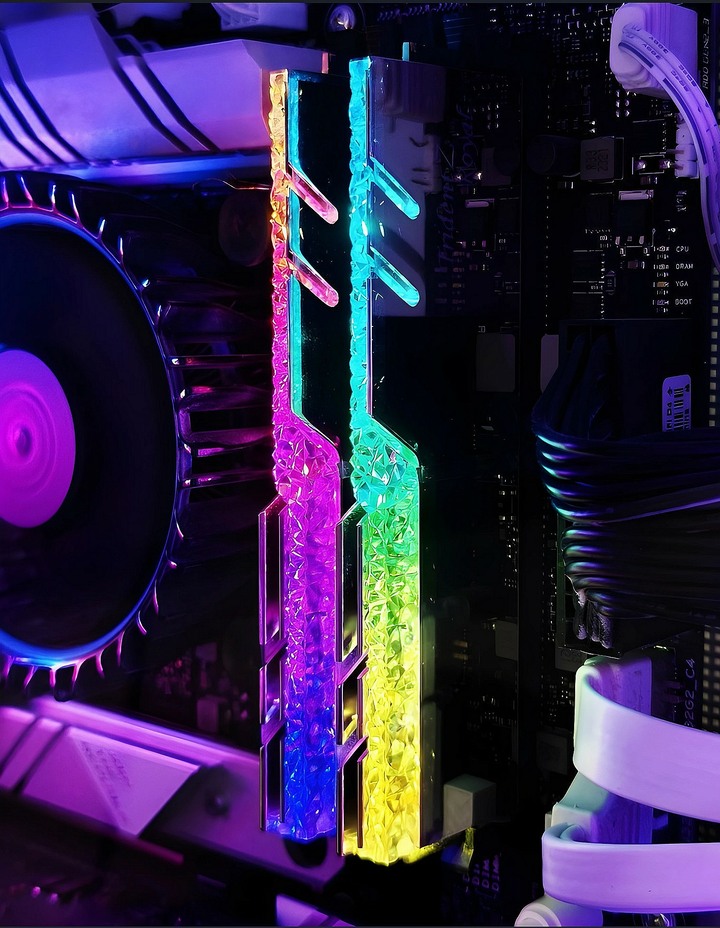 G.SKILL 芝奇 皇家戟 RGB DDR4-3200 雙通道組 CL16-18-18-38 1.35V 64GB ( 32GB x 2 )    旗艦級 Trident Z Royal 皇家戟  
