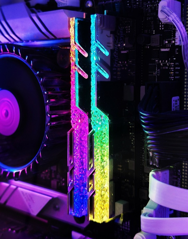 G.SKILL 芝奇 皇家戟 RGB DDR4-3200 雙通道組 CL16-18-18-38 1.35V 64GB ( 32GB x 2 ) 旗艦級 Trident Z Royal 皇家戟
