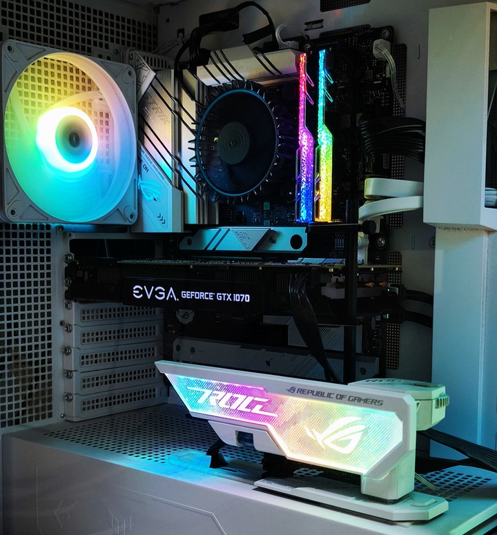 G.SKILL 芝奇 皇家戟 RGB DDR4-3200 雙通道組 CL16-18-18-38 1.35V 64GB ( 32GB x 2 )    旗艦級 Trident Z Royal 皇家戟  