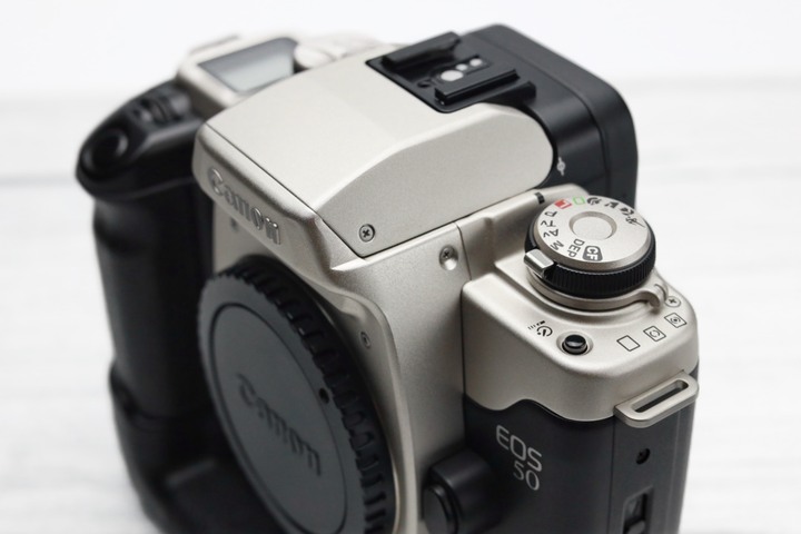 【出售】文青必備中階底片機！Canon EOS 50 + BP-50 垂直把手組合｜雙轉盤好操作全功能正常｜