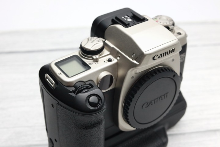 【出售】文青必備中階底片機！Canon EOS 50 + BP-50 垂直把手組合｜雙轉盤好操作全功能正常｜