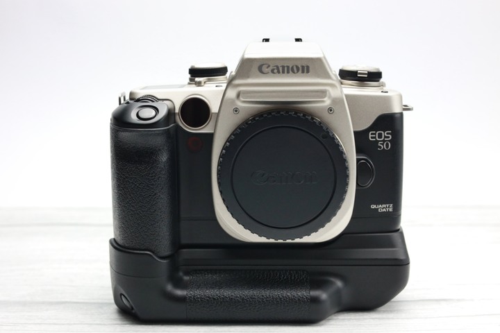 【出售】文青必備中階底片機！Canon EOS 50 + BP-50 垂直把手組合｜雙轉盤好操作全功能正常｜