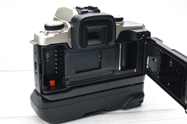 【出售】文青必備中階底片機！Canon EOS 50 + BP-50 垂直把手組合｜雙轉盤好操作全功能正常｜