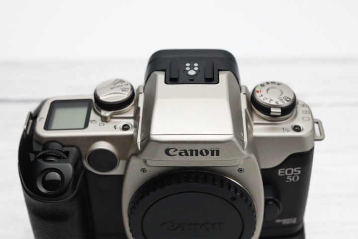 【出售】文青必備中階底片機！Canon EOS 50 + BP-50 垂直把手組合｜雙轉盤好操作全功能正常｜