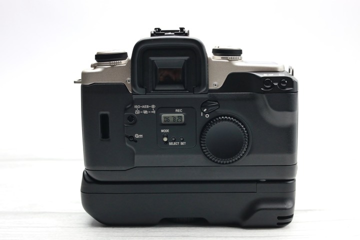 【出售】文青必備中階底片機！Canon EOS 50 + BP-50 垂直把手組合｜雙轉盤好操作全功能正常｜