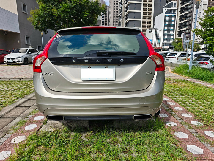 自售 : Volvo V60 D4 豪華版 2016 年式