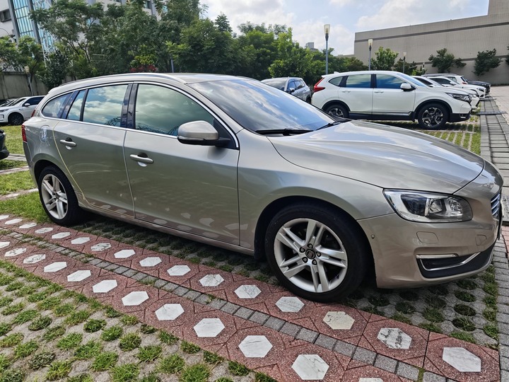 自售 : Volvo V60 D4 豪華版 2016 年式