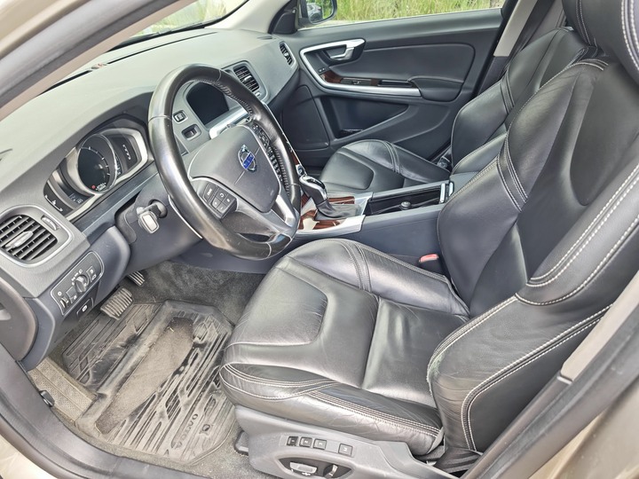 自售 : Volvo V60 D4 豪華版 2016 年式