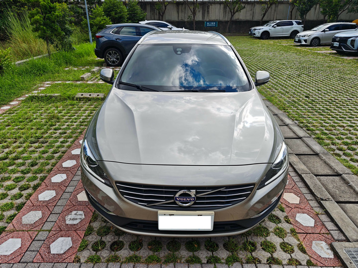 自售 : Volvo V60 D4 豪華版 2016 年式