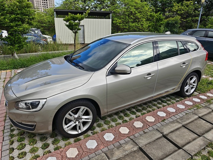 自售 : Volvo V60 D4 豪華版 2016 年式