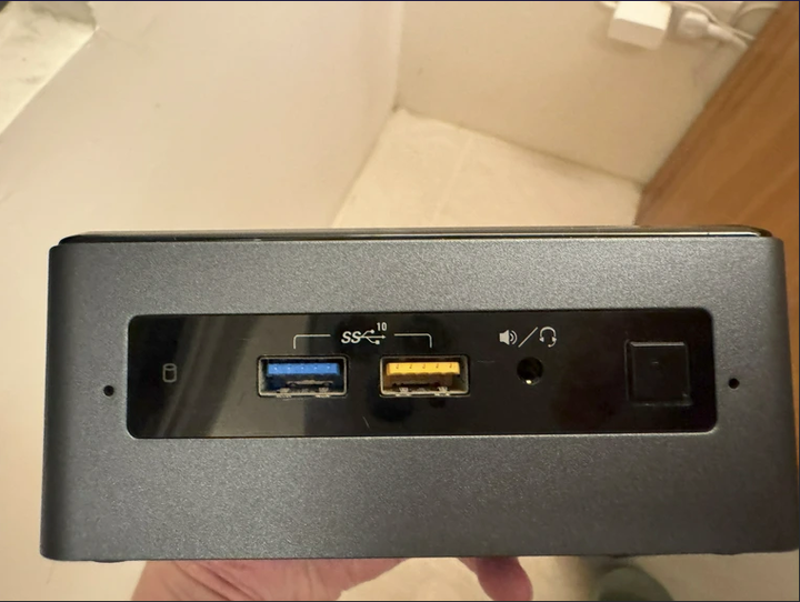 intel NUC8i7BEH i7-8559U 16G RAM 240G SSD