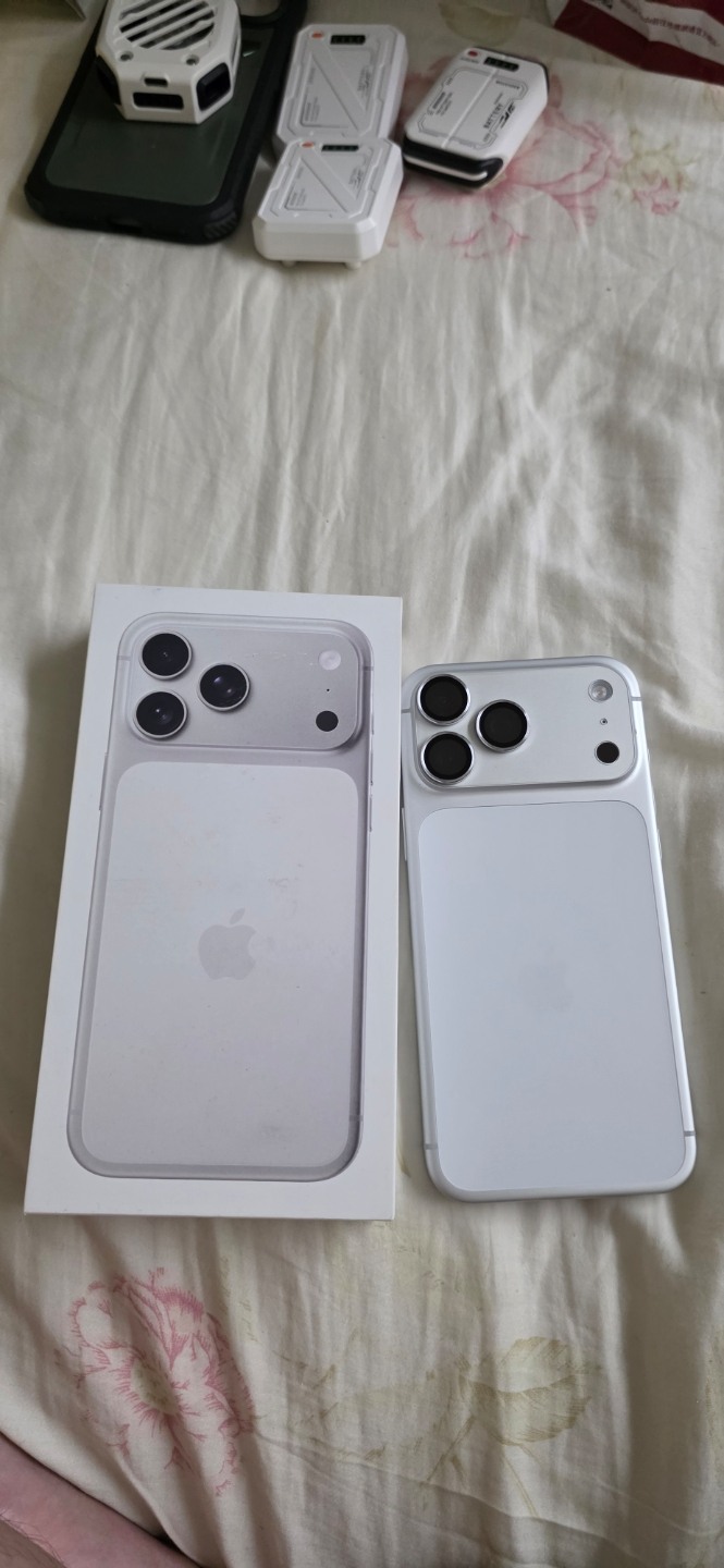 Iphone 17 pro max 256 GB + Airpods pro 3 + 三個殼及風扇