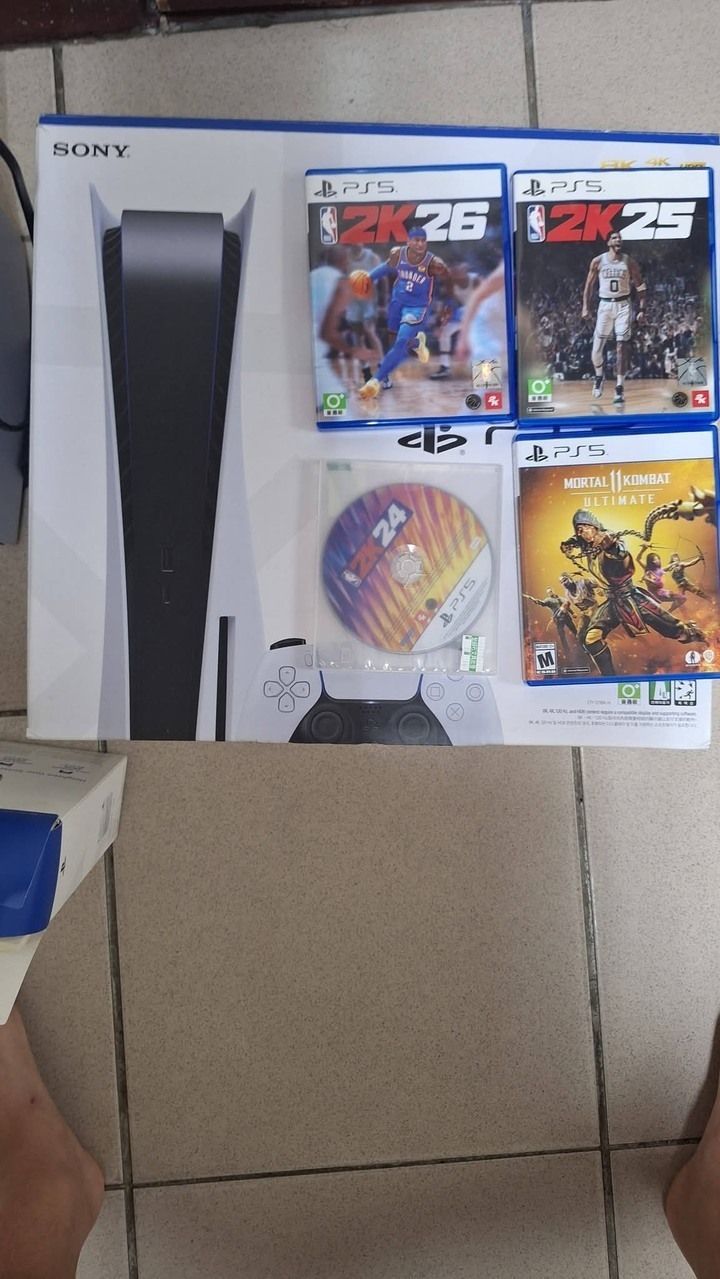 售 PS5光碟版主機 白色手把2支 4片遊戲 CFI-1218A 售3000含運