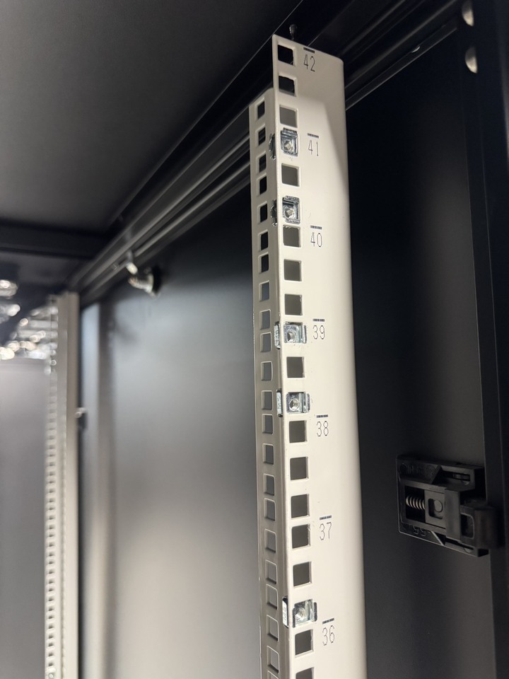 9成新42U前後門機櫃 60*100*200 (桃園市免運)