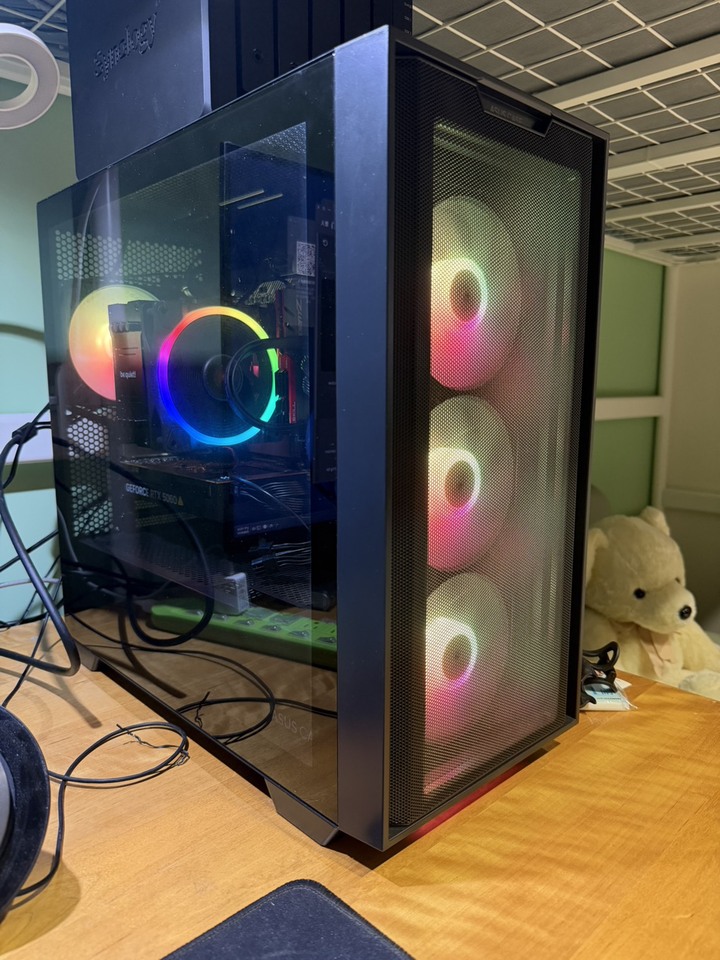 輕電競桌機 R5-3600/RTX-5060 8G/DDR4-32G/1TB